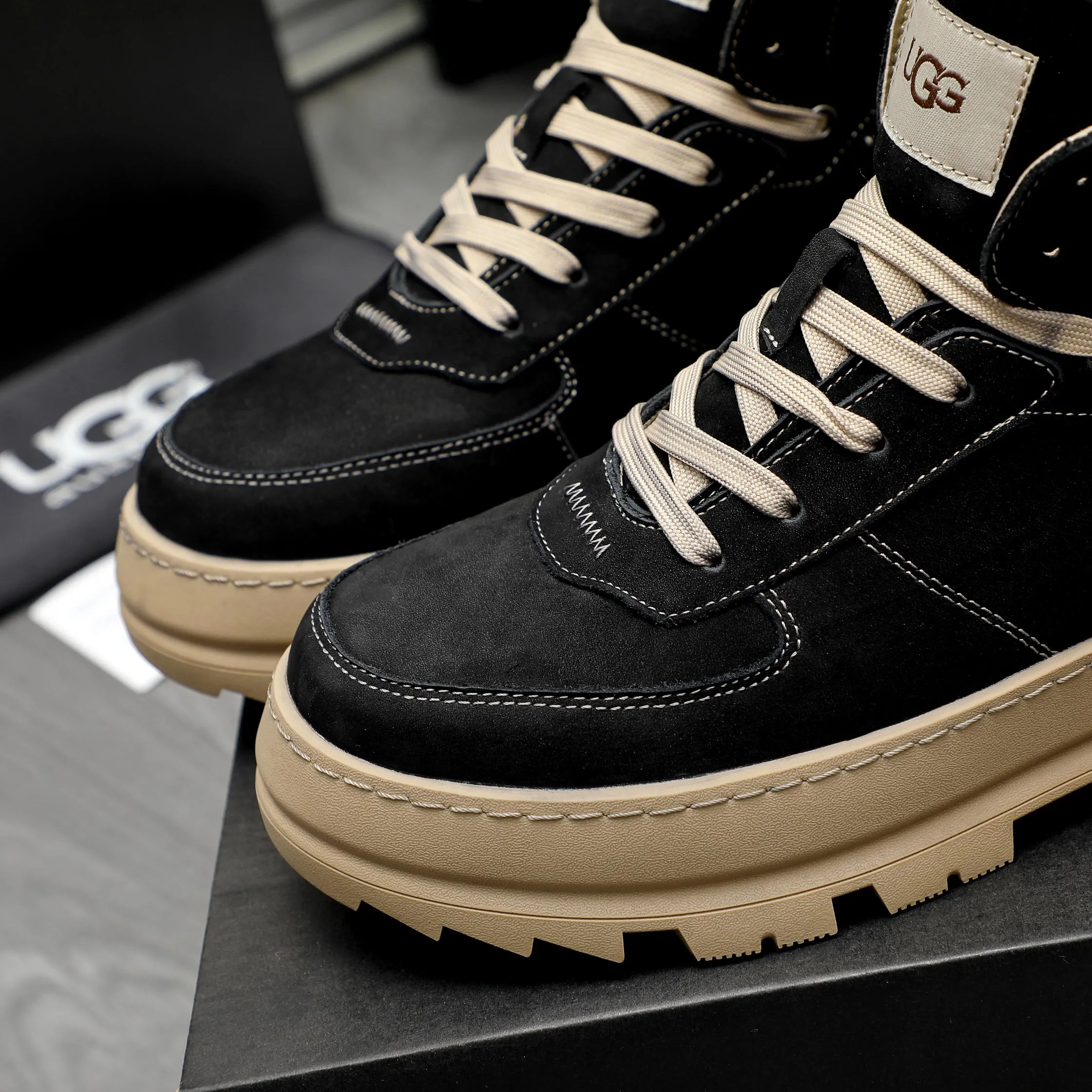 P620 Product trademark: "UGG" Gaobang men's shoes Regular size: 39-44 Product materials: Selected nubuck leather upper, wool lining, original outsole